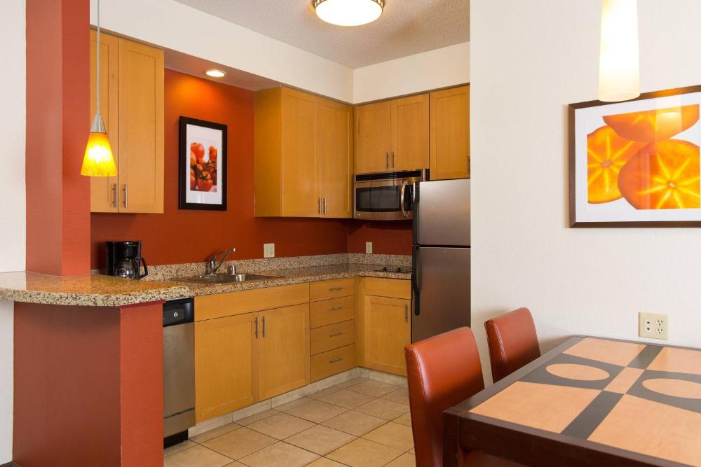 Studio Suite with 1 King Bed interior